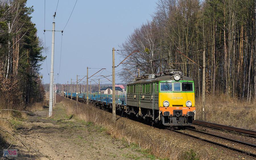 ET41-153 w malowaniu nawiązującemu do lato 90-tych mija las w miejscowości Puszczew, kierując się do Chałupek. Szlak: Wręczyca - Herby Nowe, linia D29-131.