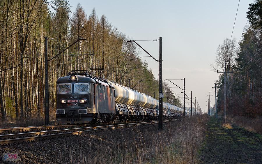 181 027-4 podążą Magistralą węglową na północ, mijając las w miejscowości Puszczew, szlak: Herby Nowe - Wręczyca.