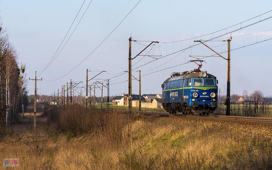 ET22-165 wjeżdża luzem do miejscowości Bieżeń, kierując się na północ. Szlak: Herby Nowe - Wręczyca, linia D29-131.
