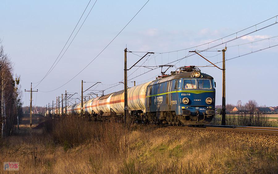 Szlak: Wręczyca - Herby Nowe, linia D29-131. ET22-715 mija miejscowość Bieżeń, kierując się w stronę Częstochowy - mijałem go ponownie stojącego na stacji Częstochowa Gnaszyn....na to wychodzi, że rowerem szybciej do celu :)