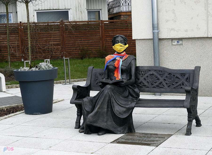 Pomnik Elisabeth von Arnim w maseczce anty-wirusowej.