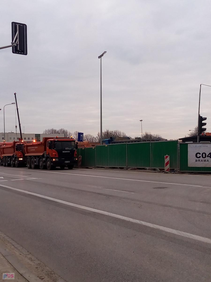 Na budowie II linii metra kolejka wywrotek czekających na wykopaną ziemię