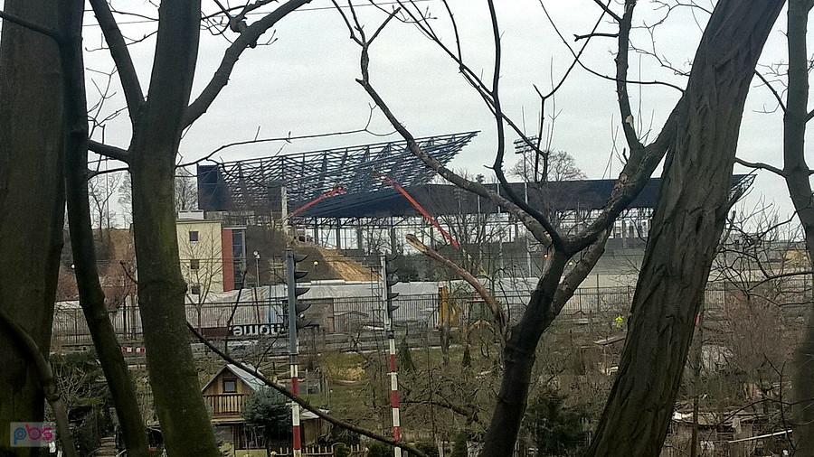 Stadion Pogoni widziany z sąsiedniego parku.