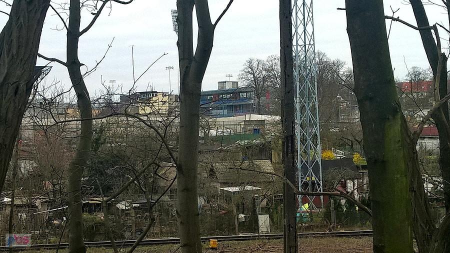 W oddali stadion Pogoni - widok zza działek.