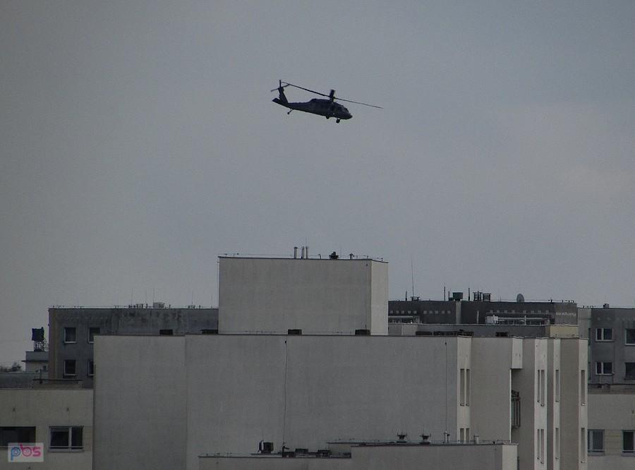 Policyjny Black Hawk patroluje obrzeża Lasu Kabackiego