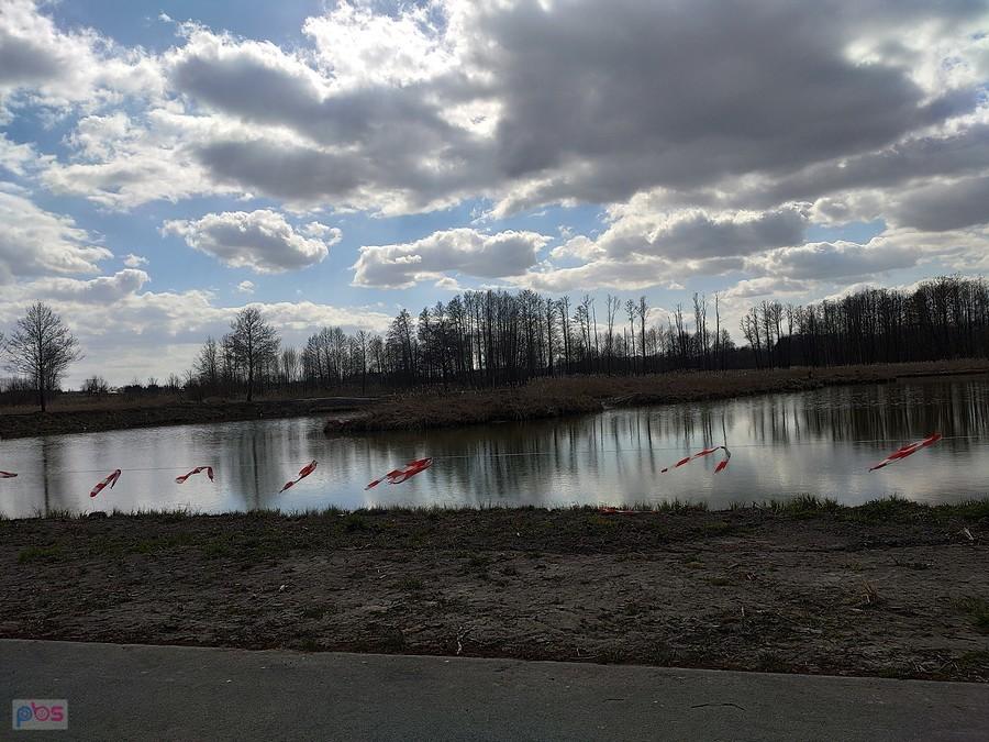 Staw zagrodzony takim własnie tasiemkami, żeby wędkarze nie mogli wchodzić i łowić ;(