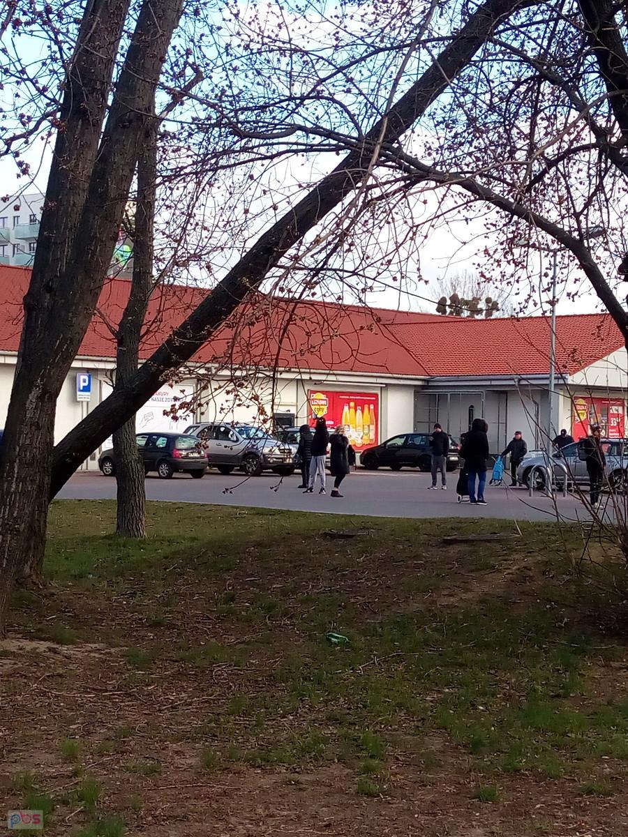 Pod tym sklepem kolejka zawinięta w ślimaka, około 30 osób