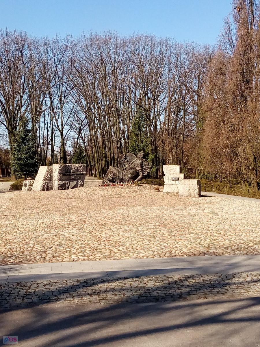 Tu nie jechałam przez park, między parkiem a cmentarzem jest asfaltowa droga
