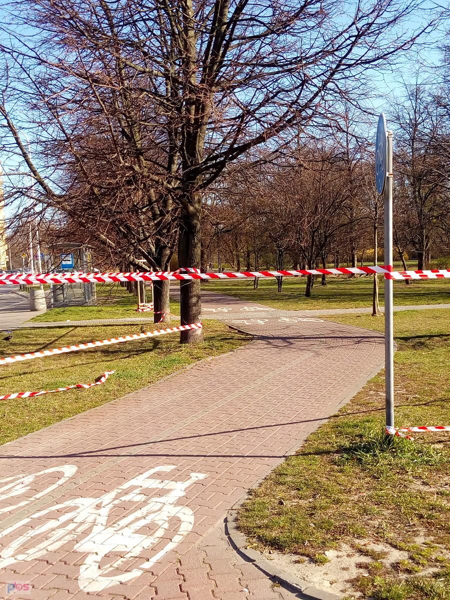 Zamknięte parki, na Woli wejścia owinięte taśmami