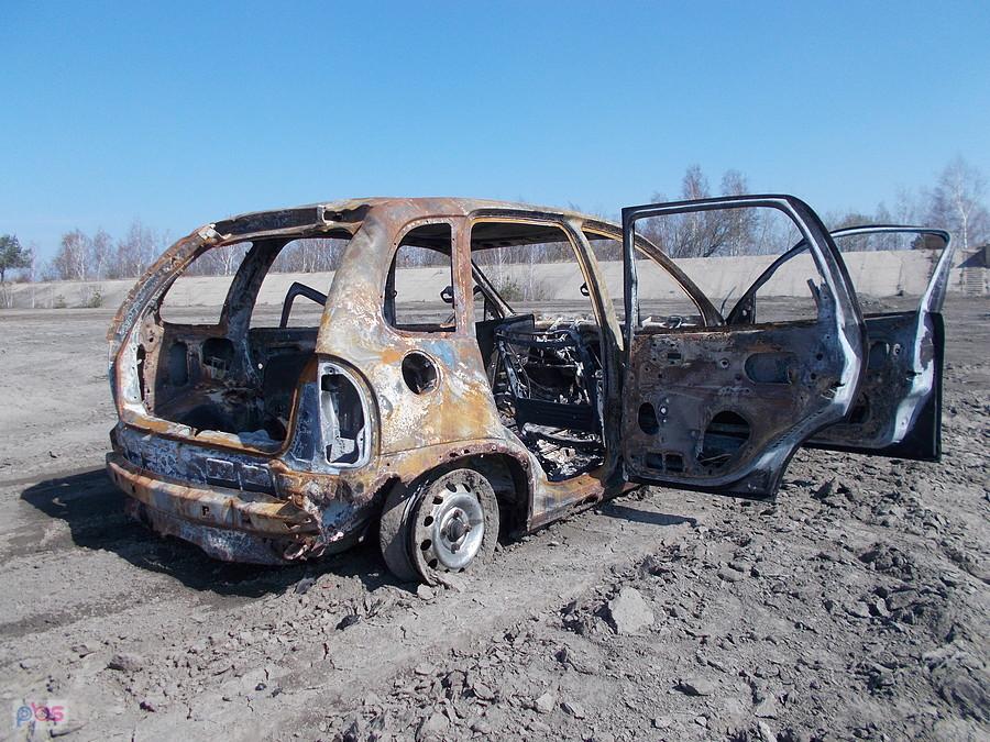 Sfajczony Opel Corsa na stawie osadowym w Warcie Bolesławieckiej