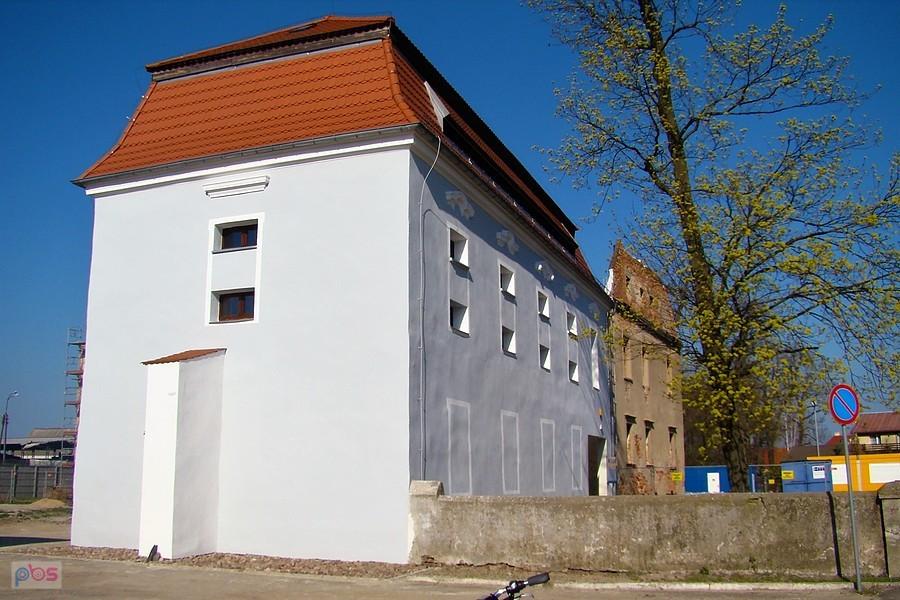 Zabytkowy spichlerz z XVII w. w Grębocicach.