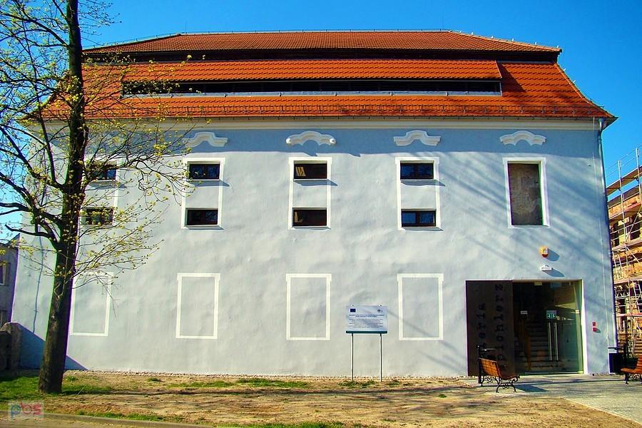 Centrum wystawienniczo-ekspozycyjne w odrestaurowanym spichlerzu w Grębocicach.