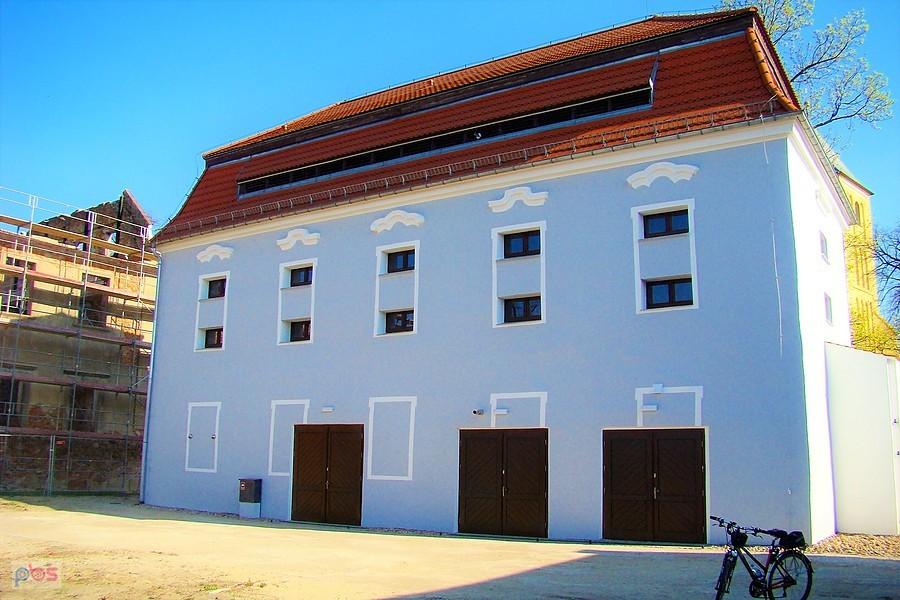 Odbudowany historyczny spichlerz w Grębocicach.
