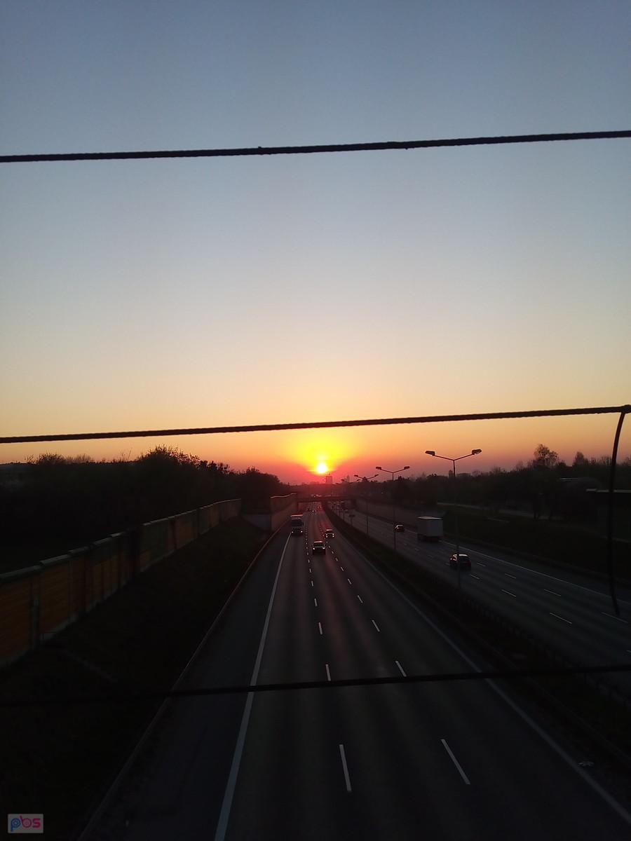 Wschód słońca nad S8, zdjęcie z drogi do sklepu
