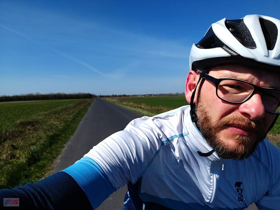 Selfik, a z tyłu gdzieś tam jedzie Baka