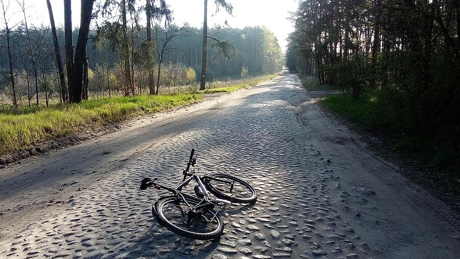Klasyczny bruk poranną porą (Skrzynki - Podłoziny)