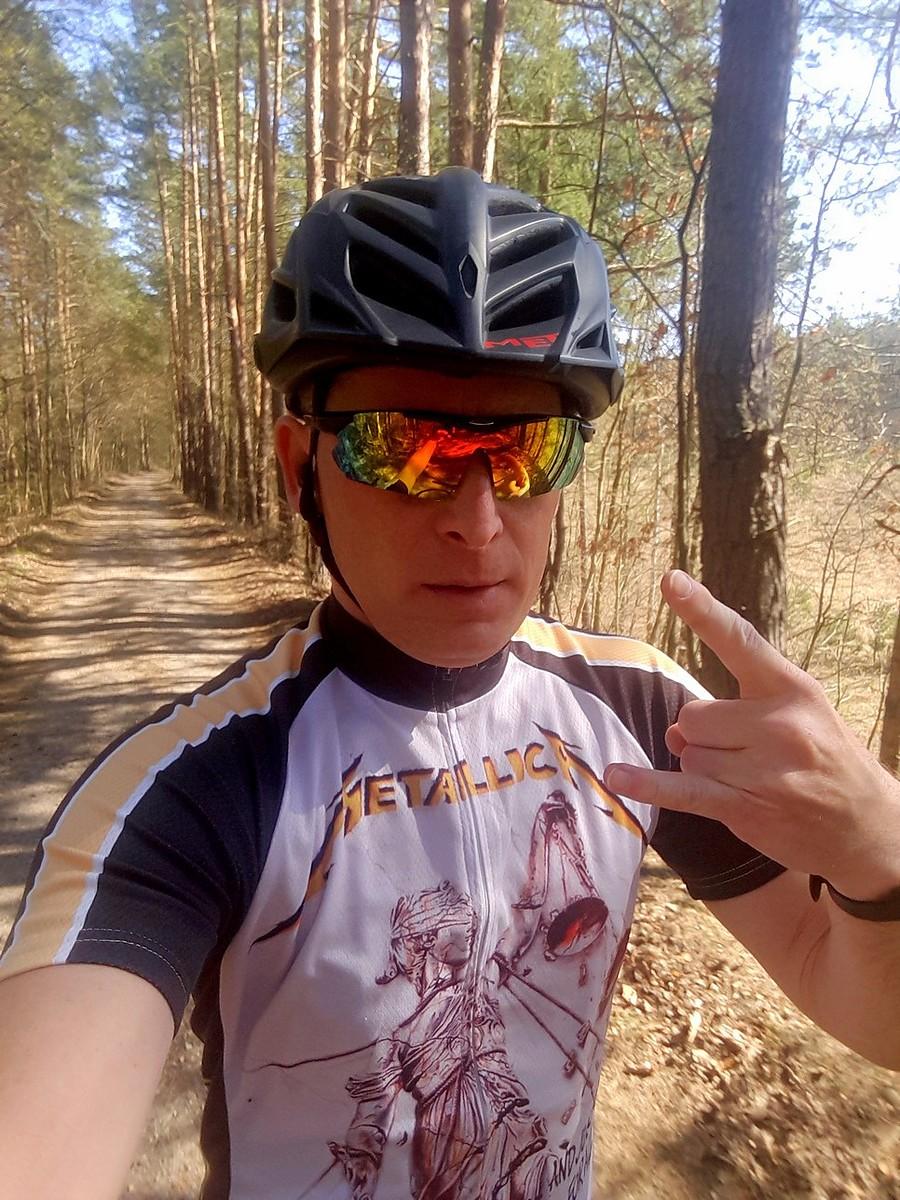 Nauczyciel. Na rowerze. W lesie. Słuchający szatańskiej muzyki. Dla PIS-u poczwórne combo zła ;)