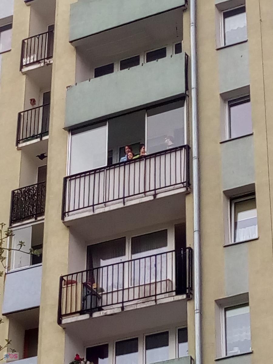 Rodzinne machanie z balkonu do babci pod blokiem