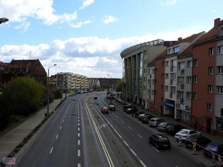Uilca Wyszyńskiego widziana z kładki.