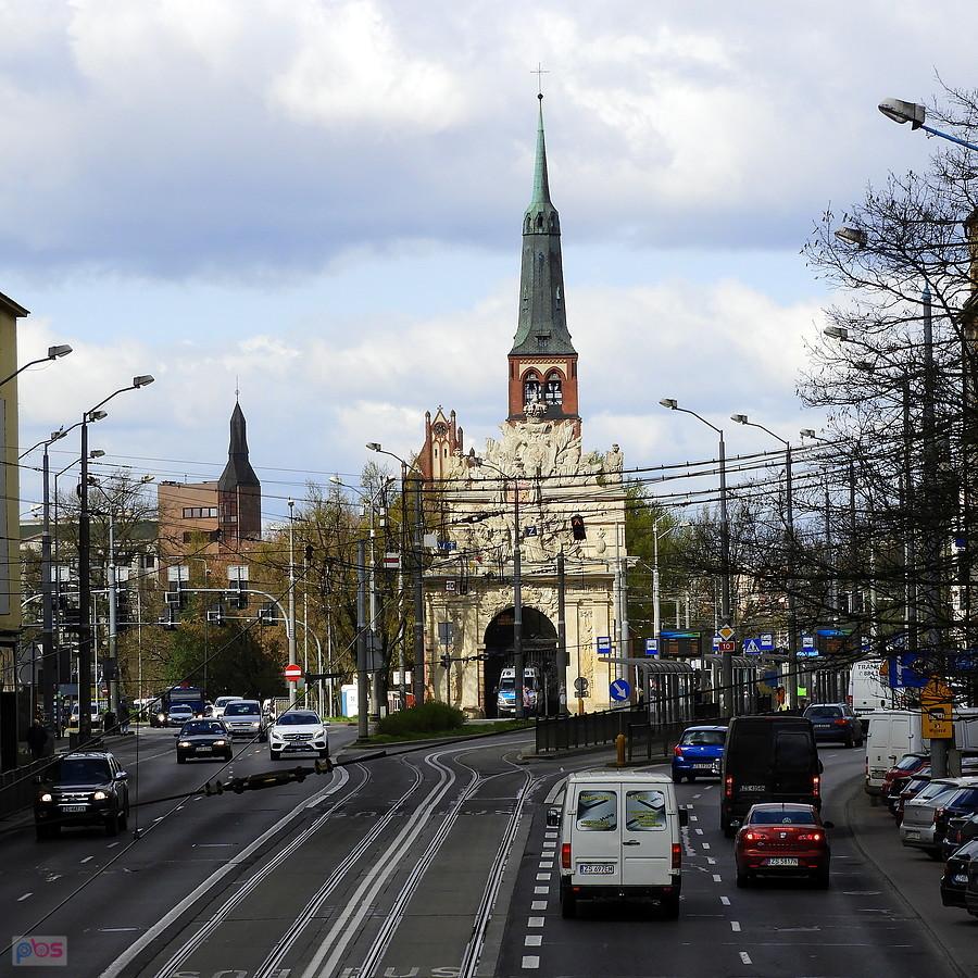 Widok z kładki nad ulicą Wyszyńskiego w stronę Bramy Portowej.