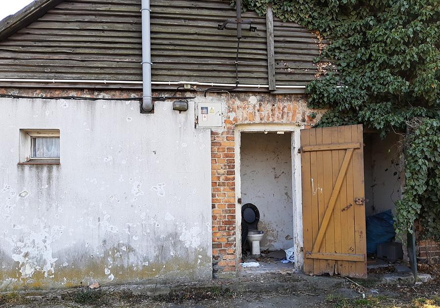 Oj, z tego może pochodzić prawdziwa pandemia :) - Poznań, baraki przy Opolskiej