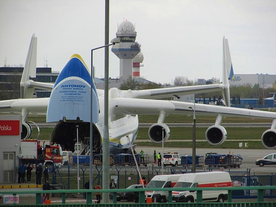 Wyładunek An-225 Mrija na Okęciu