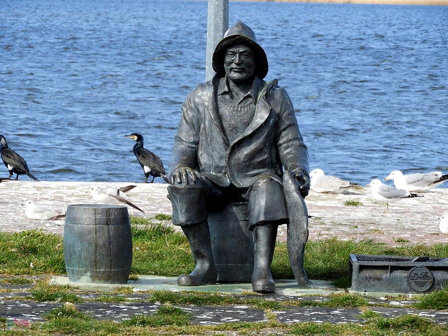 Pomnik rybaka na brzegu zalewu w Nowym Warpnie.