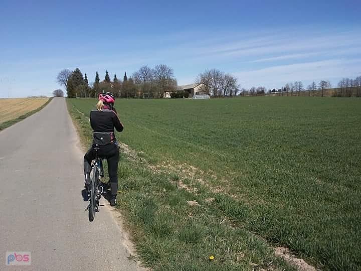 Oto i ja robiące zdjęcie pola