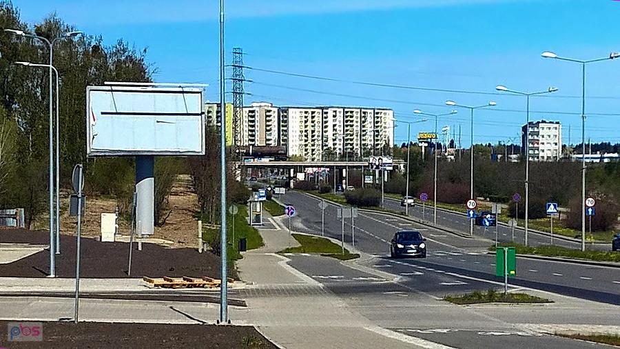 Widok z Ronda Hakena - w oddali mknie pociąg.
