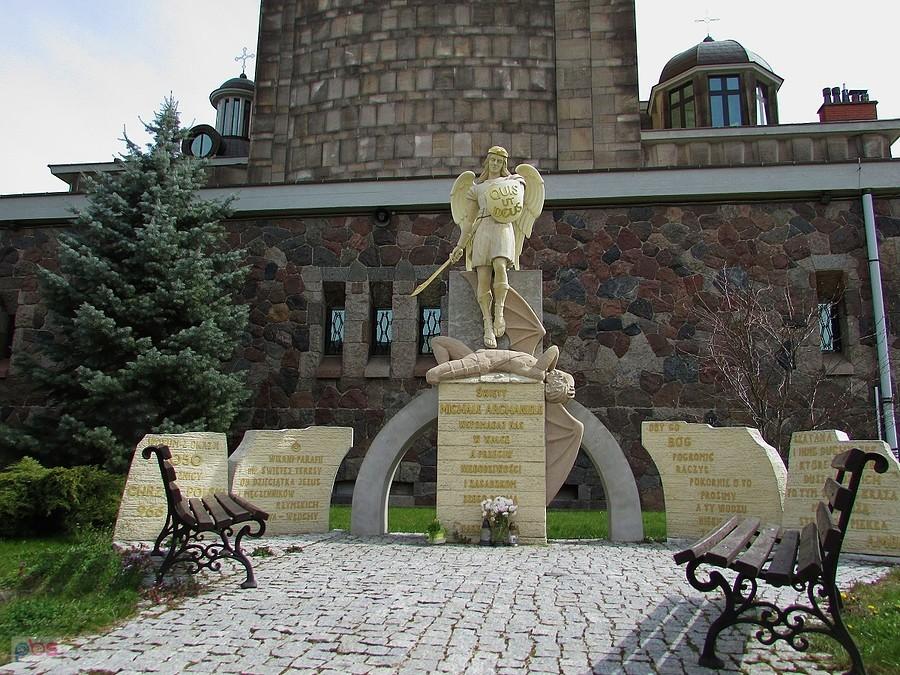 Michał Archanioł przy kościele we Włochach