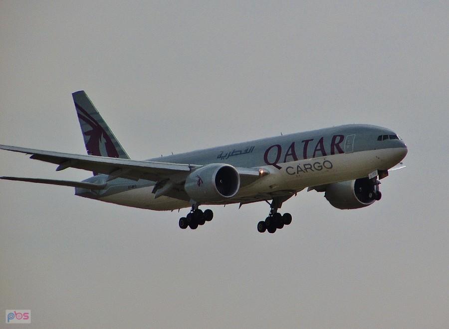 Ląduje transportowy Boeing 777
