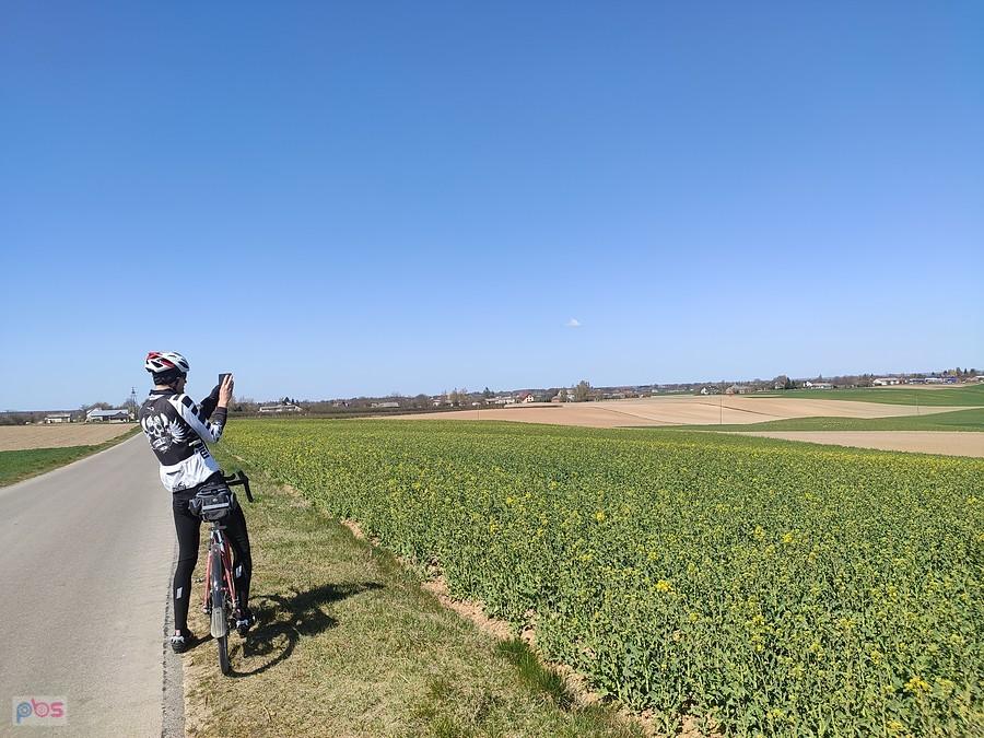 Piotrek fotografuje widok na pola