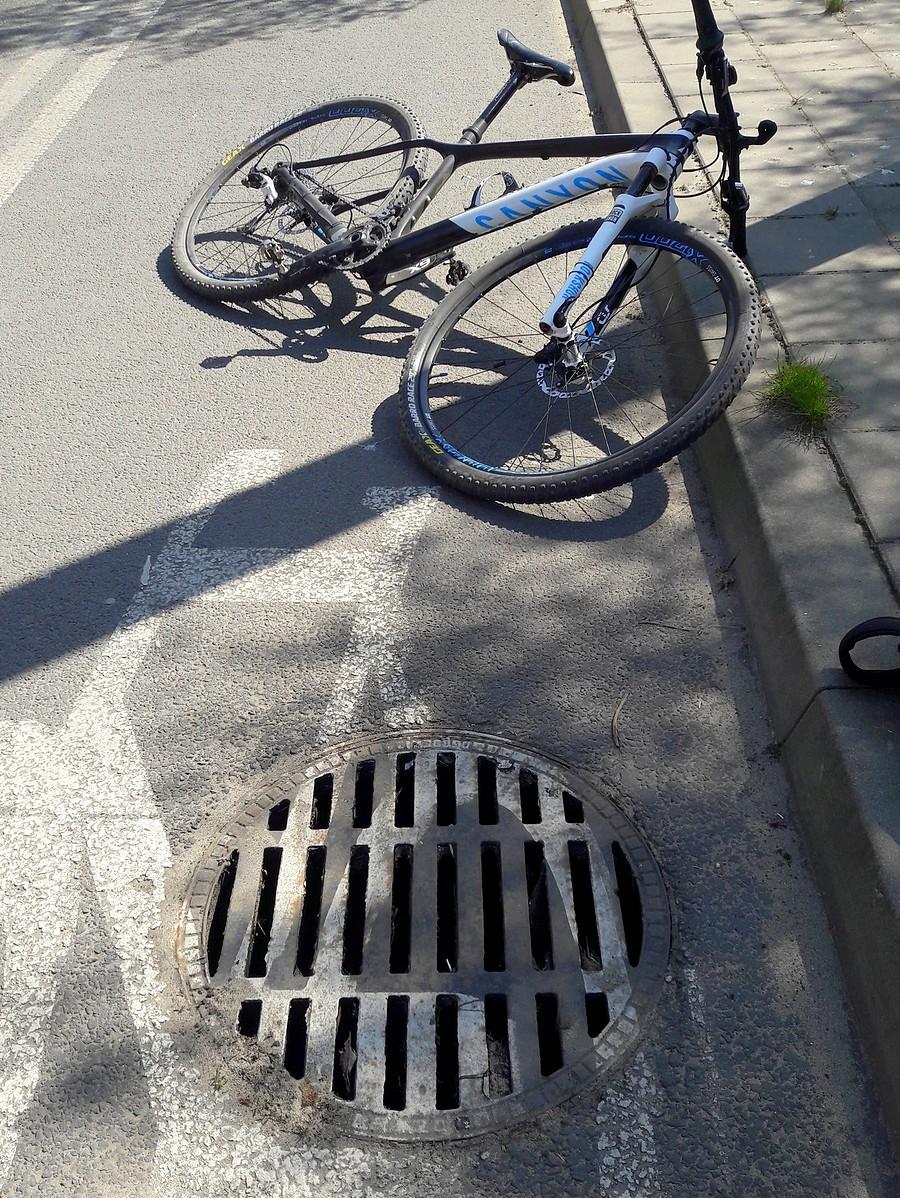 Stwarzająca zagrożenie dla jeżdżących na cieńszych gumach pokrywa studzienki.