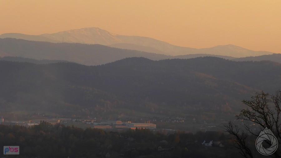 daleko, o zachodzie słońca, Babia Góra, górująca nad jakimiś smogami