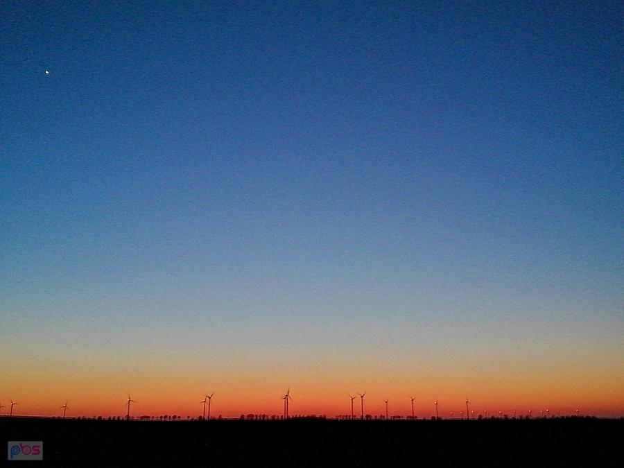 Magia nocy, gwiazdy i migające wiatrowe farmy..