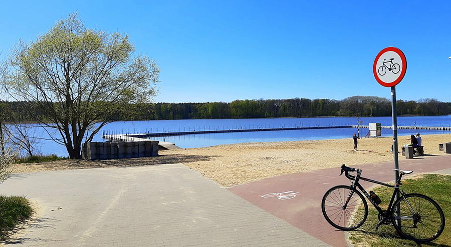 Wjazd na plażę w Lusowie