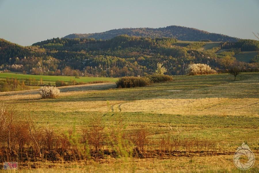 w oddali Kamień nad Krempną