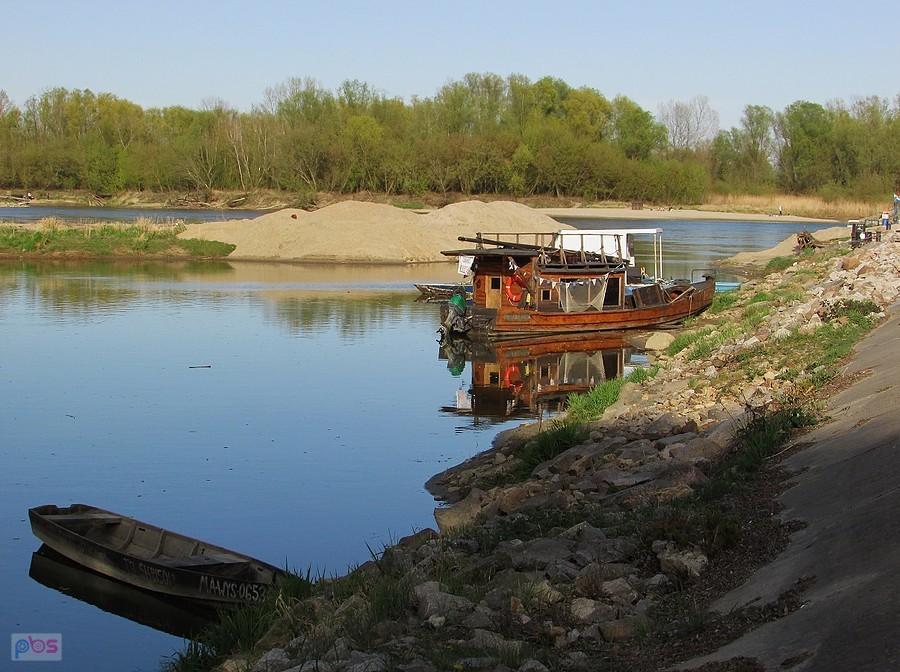 Łódź Kolberg w zatoczce portowej w Gassach