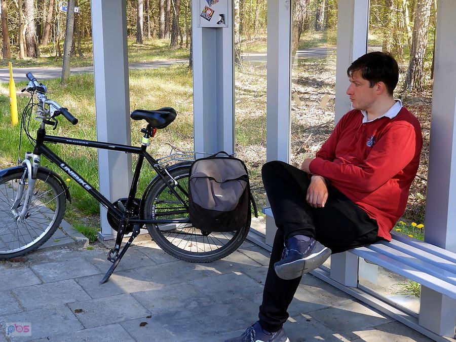 Kuba na przystanku w Pilchowie.