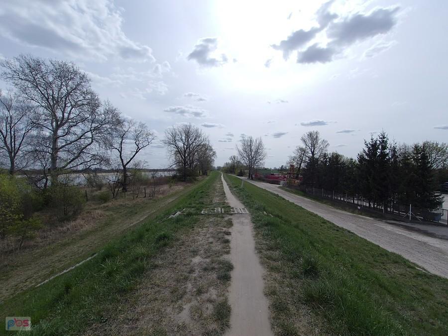 Dróżka na koronie wału