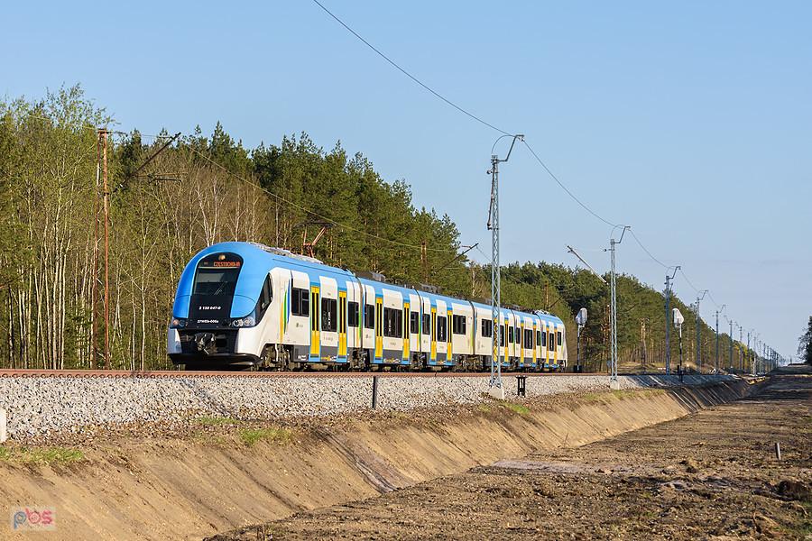 27WEb-006 jako poc. KS 40630 relacji: Gliwice - Częstochowa jedzie szlakiem linii D29-1: Myszków - Poraj, mijając miejscowość Żarki Letnisko.
