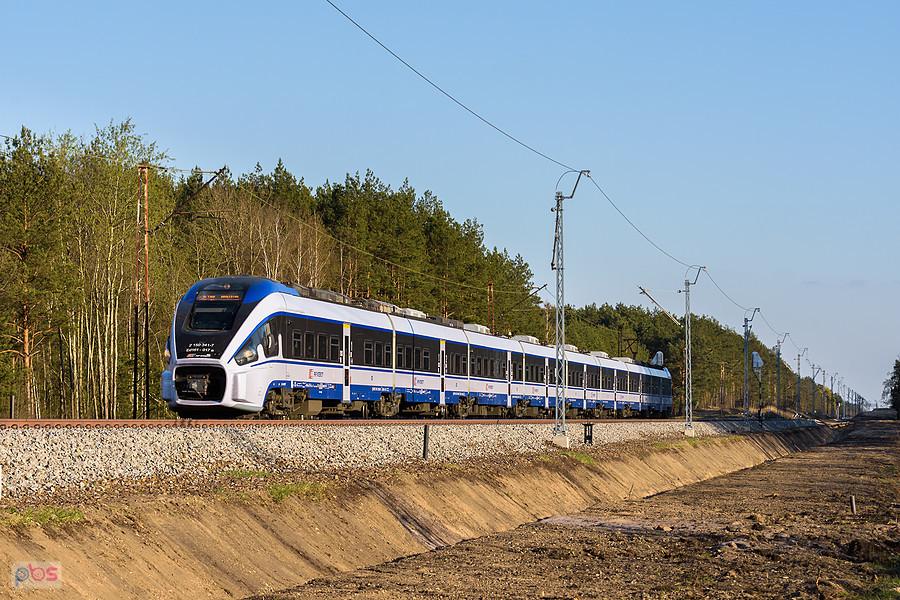 Szlak: Myszków - Poraj, linia D29-1. Dart - ED161-017 jako poc. IC 4120 "Daszyński" relacji: Żywiec - Białystok mija Żarki Letnisko.