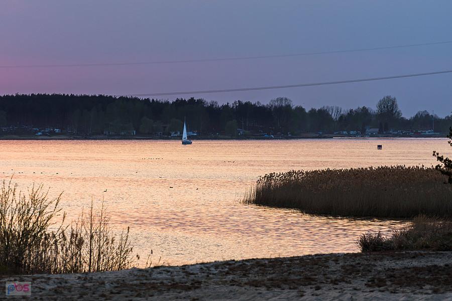 Groźnie wyglądające chmury nad zalewem w Poraju.