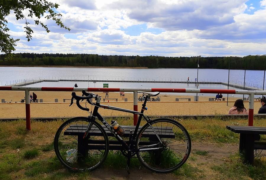 Plaża nad Jeziorem Lusowskim, dość pusta