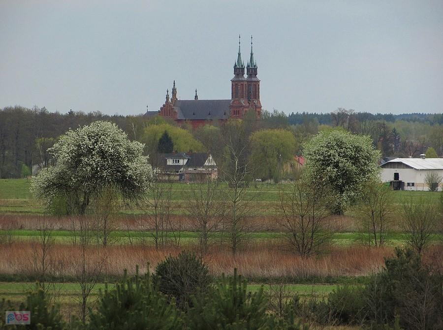 Strzeliste wieże kościoła w Osiecku