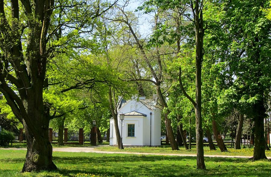 Przypałacowy park, widok na stróżówkę - Pałac w Będlewie