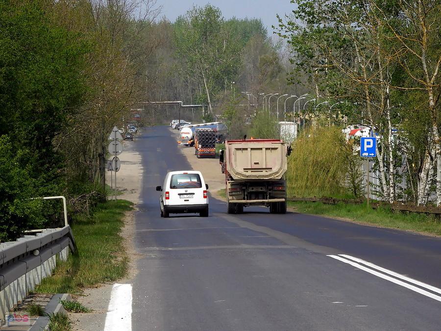 Boczna droga dojazdowa do Kombinatu Azoty.