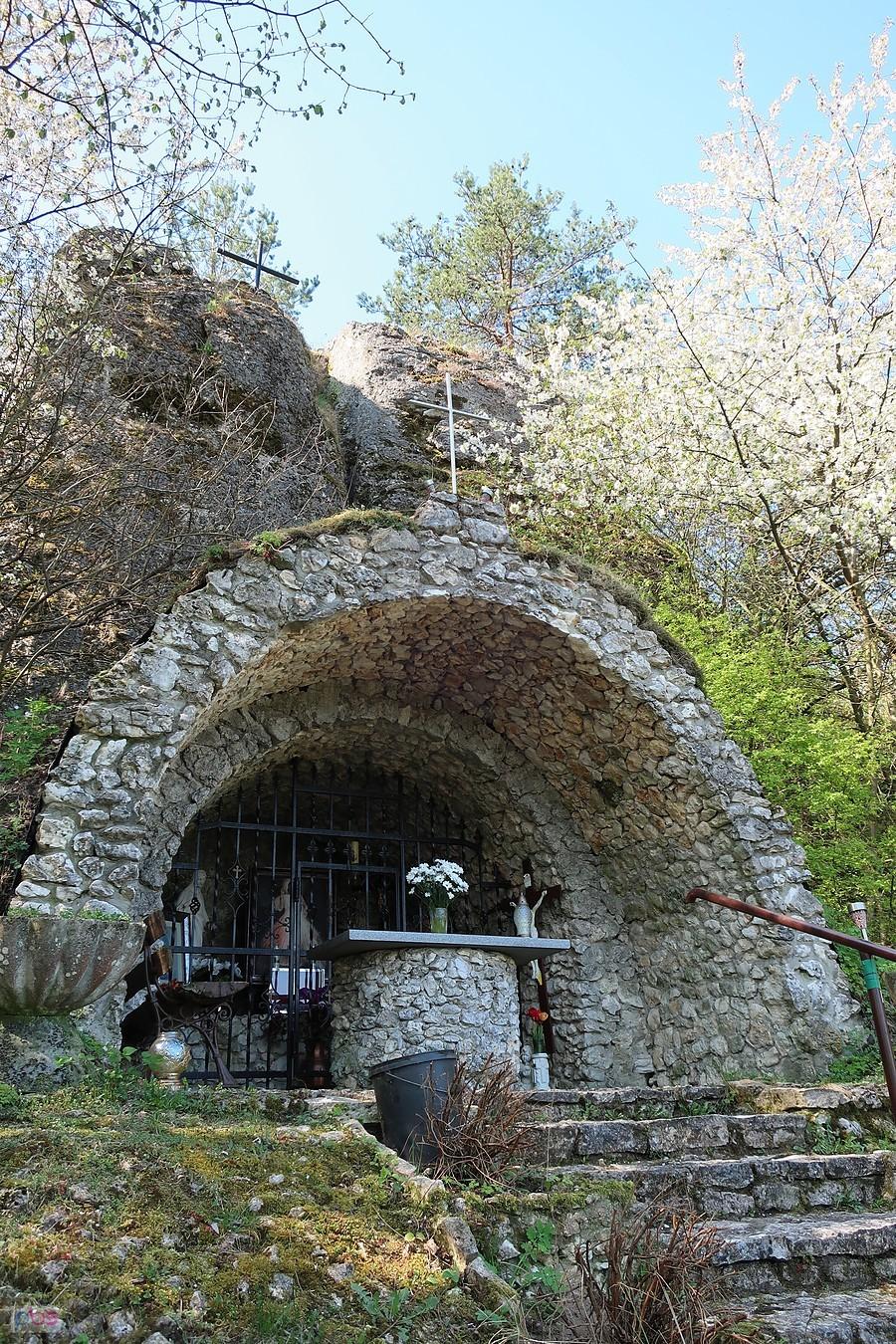 Kapliczka i krzyż na skale na Posińcu w Żelazku