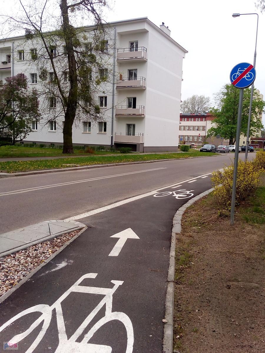 Ścieżka rowerowa przy bloku mieszkalnym