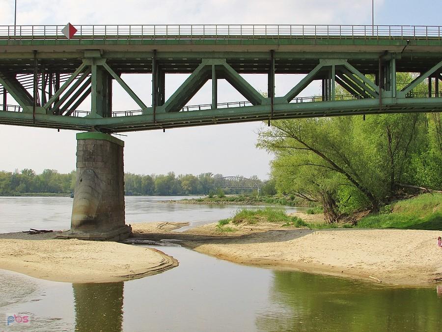Do pierwszego przęsła w nurcie Wisły można dojść suchą nogą